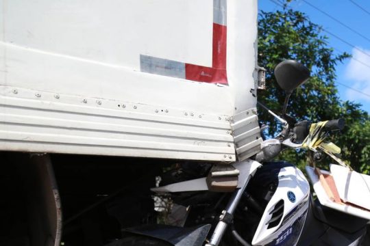 Σύγκρουση φορτηγού με δίκυκλο